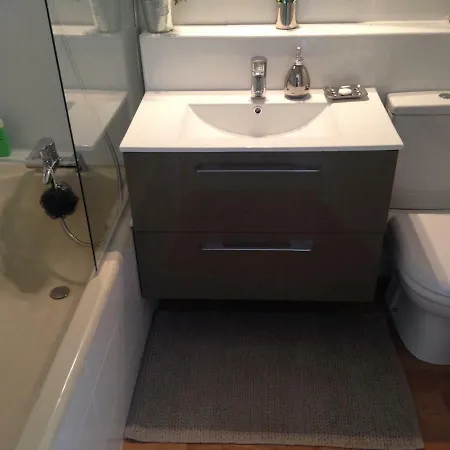 Front De Avec Piscine Apartment